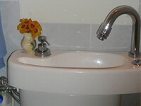 Lave-mains adaptable directement sur WC pour économies d'eau WiCi Concept